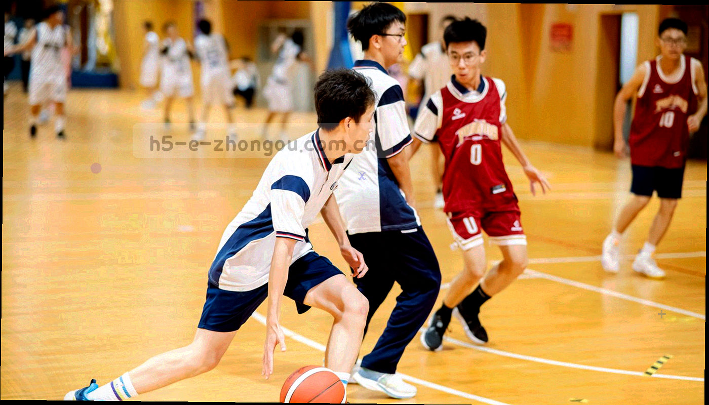 夜色看台上相邻的两个空座与远处球门灯，长焦压缩画面